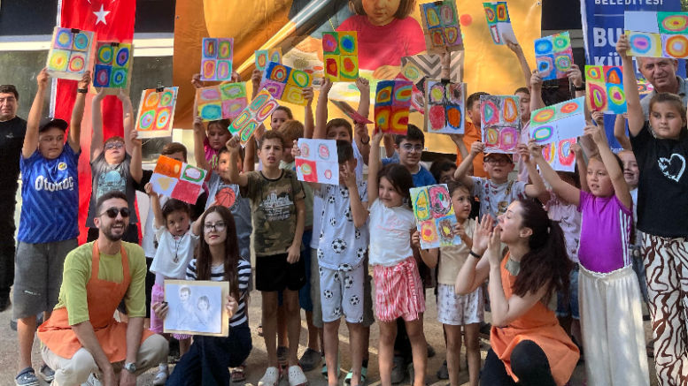 Bursa'da Gezici Sanat Atölyesi ile çocuklar hem eğleniyor hem öğreniyor