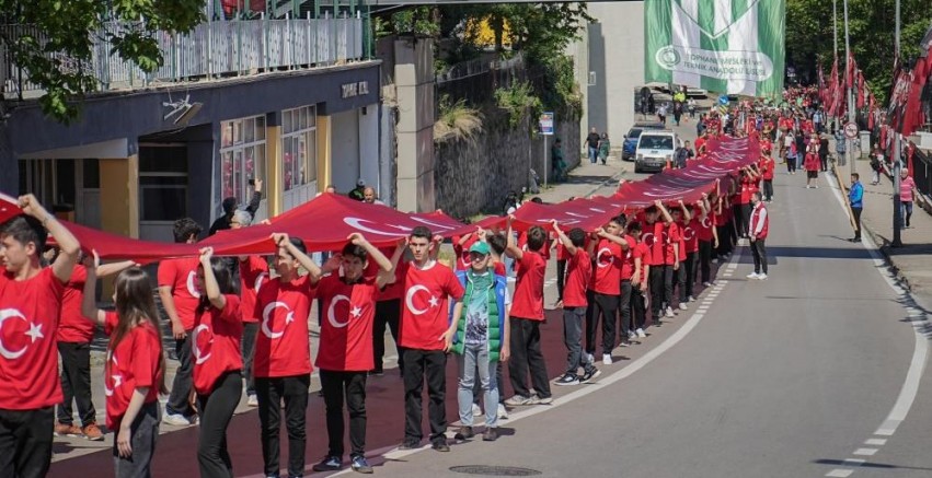 Bursa'da her yer kırmızı beyaz...