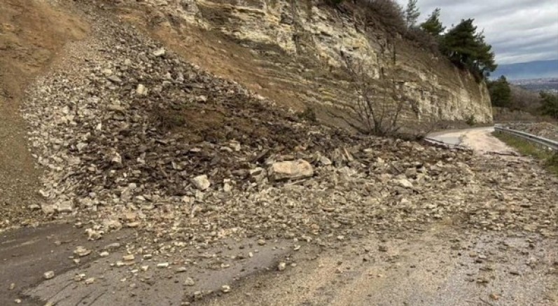 Bursa’da heyelan yolu kapattı
