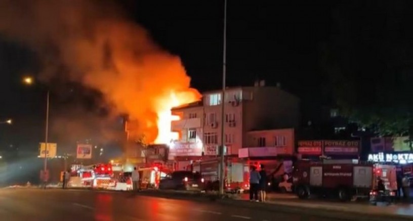 Bursa'da iki katlı ev alev topuna döndü