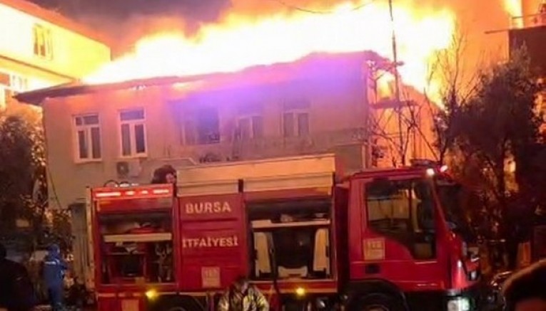 Bursa'da iki katlı evin çatısı alevlere teslim oldu