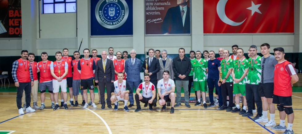 Bursa'da itfaiyeciler hünerlerini bu kez salonda gösterdi