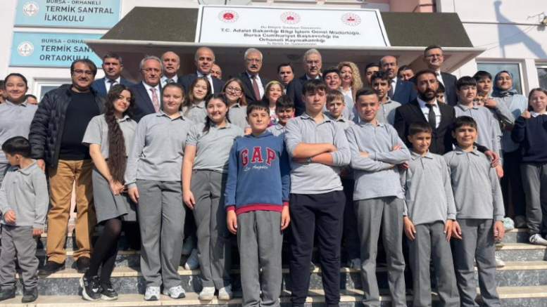 Bursa'da köy okulu çocuklarının bilgisayar sevinci