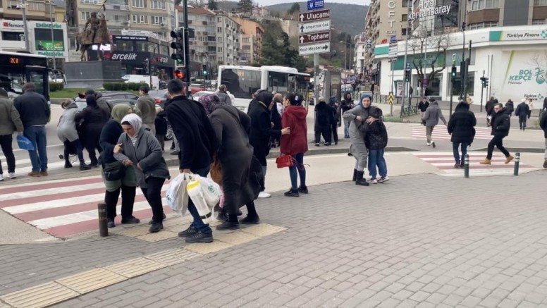 Bursa'da kuvvetli rüzgâr etkisini artırdı