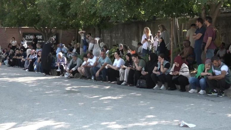 Bursa’da LGS heyecanı! Aileler dışarıda ter döktü...
