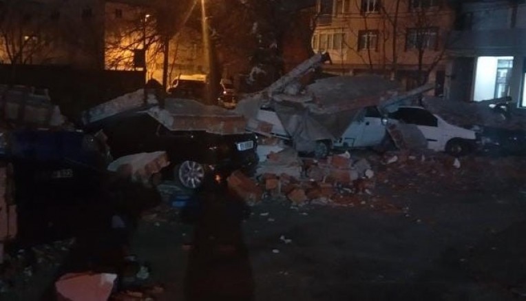 Bursa'da lodos duvarı devirdi, 10 araç hasar gördü