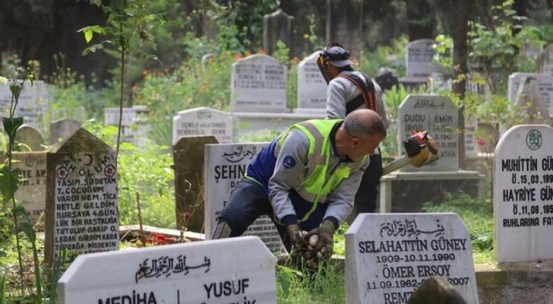 Bursa’da mezarlıklar bayrama hazır
