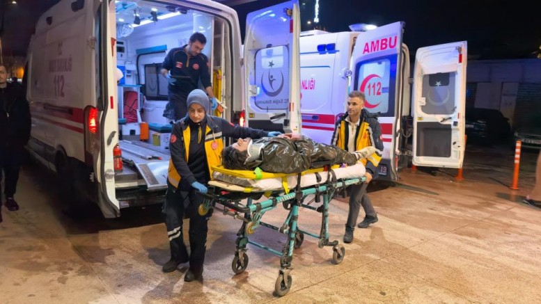 Bursa'da motosiklet yayalara çarptı: 1'i ağır 2 yaralı