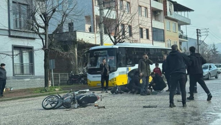 Bursa'da motosikletler kafa kafaya çarpıştı 1’i ağır 2 yaralı