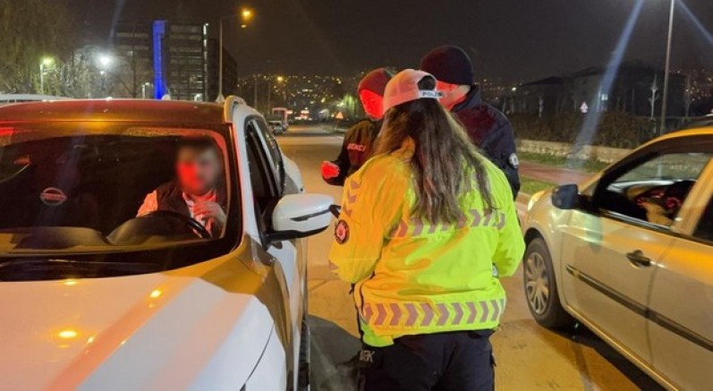 Bursa'da o mahalleye akın eden sürücülere polis uygulaması