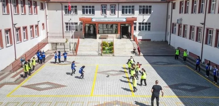 Bursa'da okul bahçeleri rengarenk oluyor