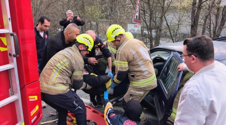 Bursa'da otomobil bariyerlere çarptı: 2 yaralı