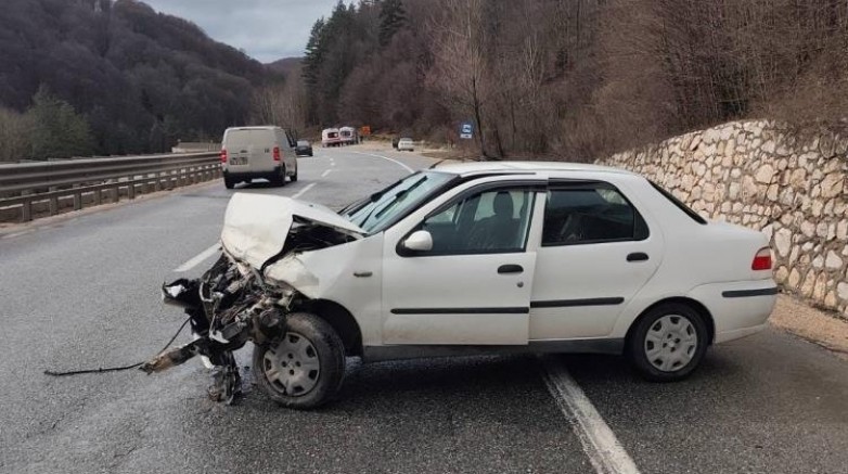 Bursa'da otomobil bariyerlere çarptı: 3 yaralı