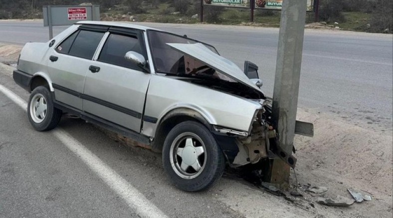 Bursa'da otomobil direğe çarptı, 1 yaralı