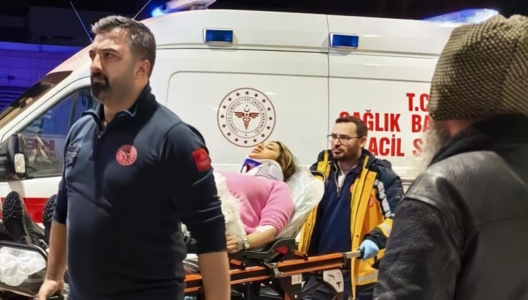Bursa'da otomobil duvara çarptı: 2 yaralı
