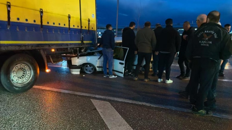 Bursa'da otomobil tıra çarptı: 1 yaralı
