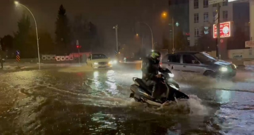 Bursa'da rögarlar taştı, cadde göle döndü
