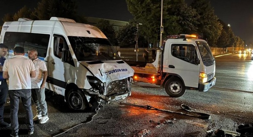 Bursa'da servis minibüsü refüje çıktı: 1 yaralı