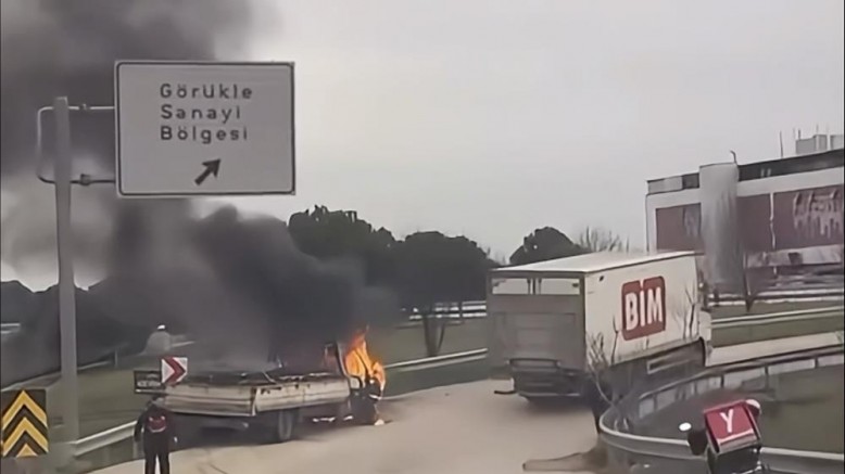 Bursa'da seyir halindeki kamyonet yandı