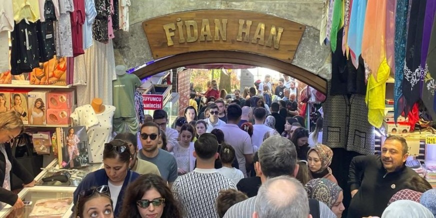 Bursa'da tarihi yerlerde adım atacak yer yok!