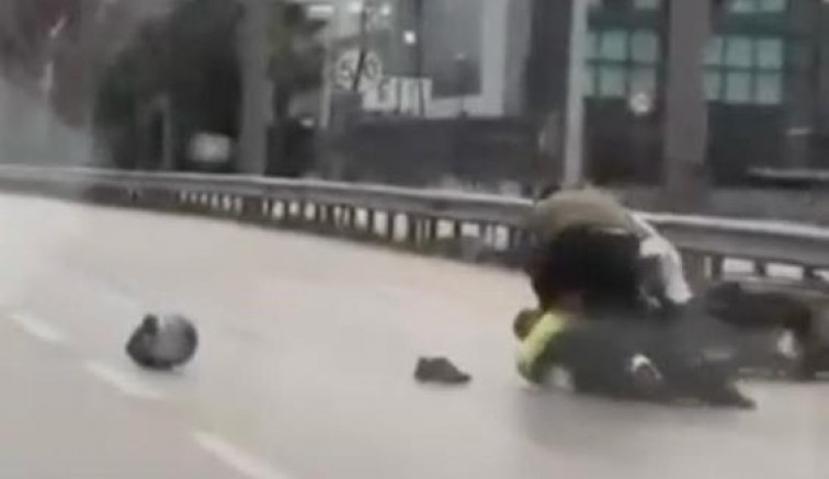 Bursa'da tartıştığı kuryeyi dövdü