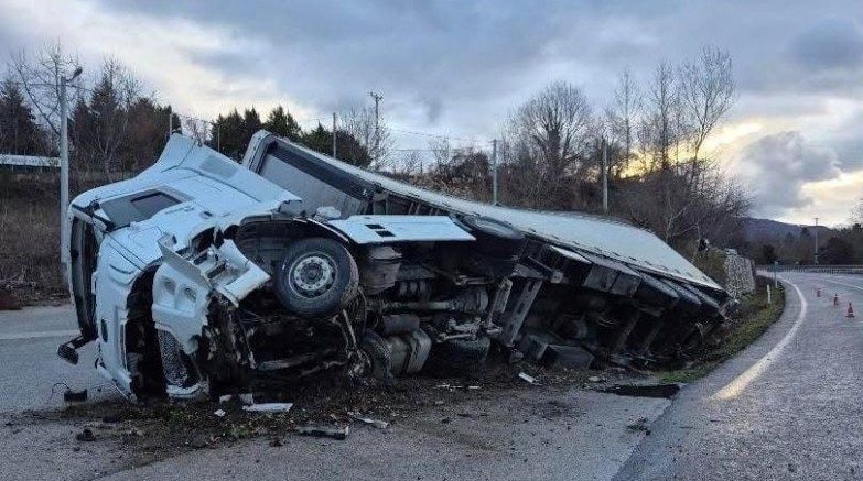 Bursa'da tır kanala uçtu