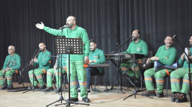 Bursa'da uzun süre ayakta alkışlanan konser!