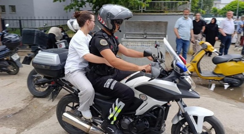 Bursa'da yanlış okula gelen adayların yardımına polis koştu