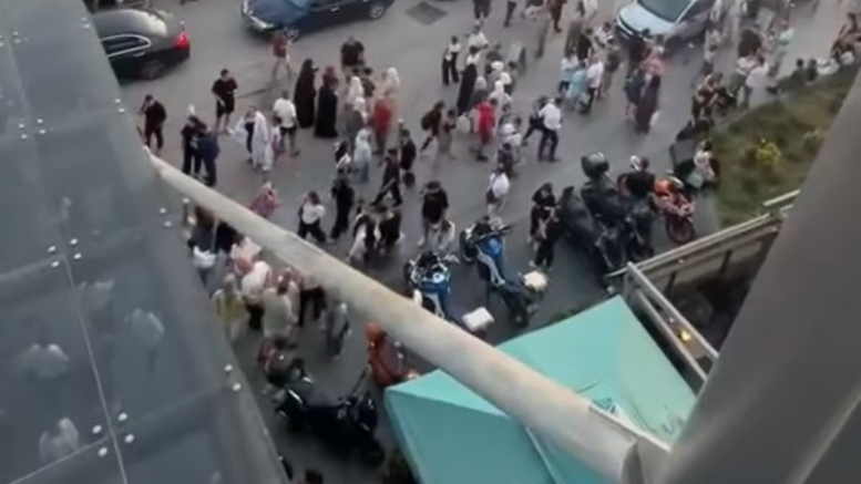 Bursa'daki AVM'lerde deprem paniği