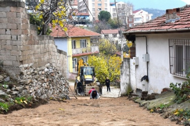 Bursa Gemlik'te bozuk yollar düzeltiliyor