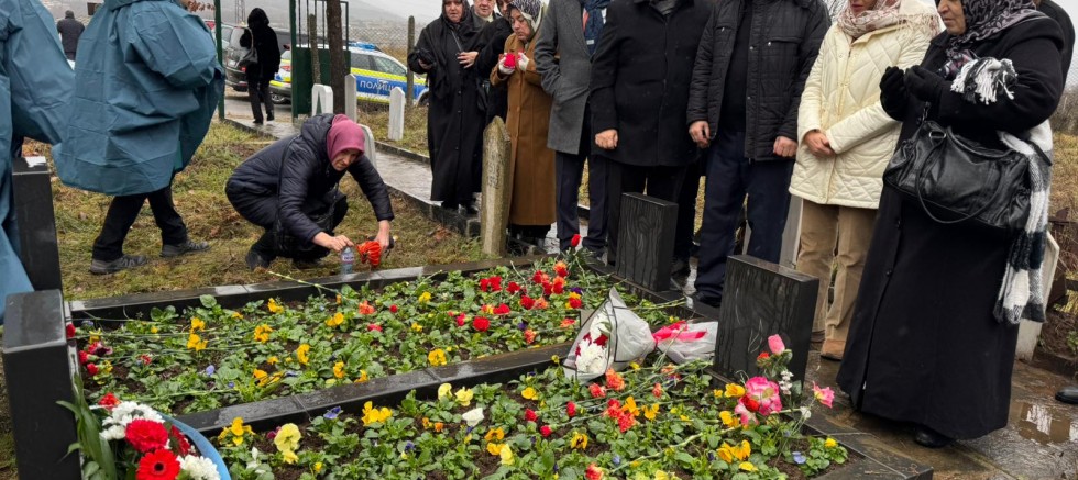 Bursa heyeti, direnişin sembolü Türkan bebeği mezarı başında andı