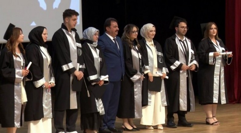 Bursa İl Emniyet Müdürü Gökce kızına diplomasını elleriyle verdi