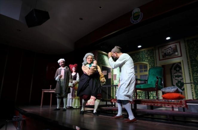 Bursa İnegöl'de bu oyun için salon dolup taşıyor