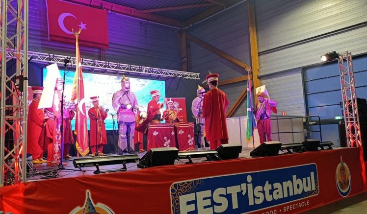 Bursa Mehter takımı Paris'te sahne aldı