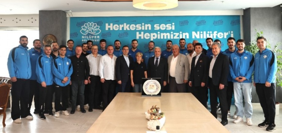 Bursa Nilüfer'de hentbolcular başarıyı başkanla paylaştı