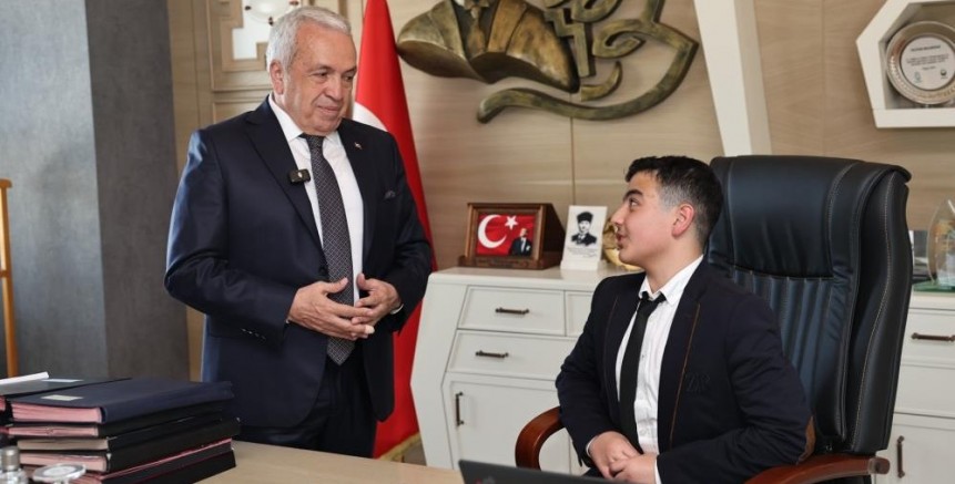 Bursa Nilüfer'de Şadi Başkan'dan koltuğu devralan öğrenci bakın neler istedi!