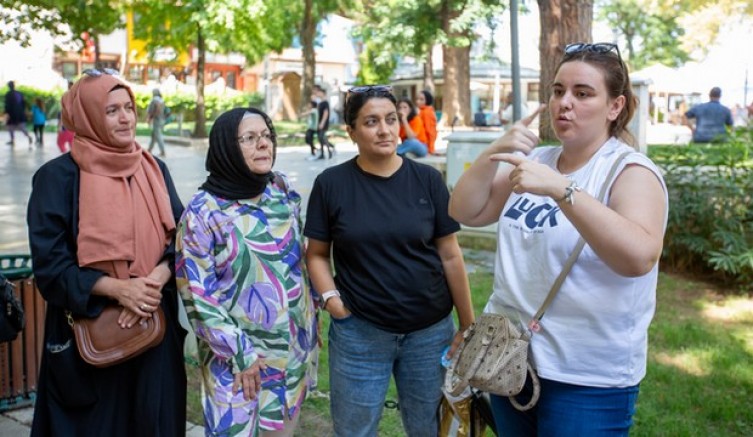 Bursa’nın güzelliklerini işaret diliyle tanıyorlar