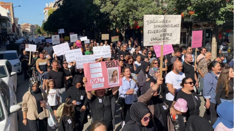 Bursa'nın İnegöl ilçesinde geçtiğimiz ay kreşteki havuzda boğularak hayatını kaybeden 4 yaşındaki Berra Dizi için yürüyüş düzenlendi.
