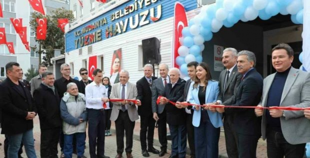 Bursa’nın yeni kapalı yüzme havuzu açıldı