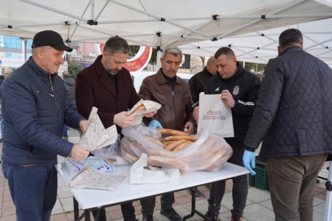 Bursa Orhangazi Belediyesi'nden vatandaşa pide ikramı