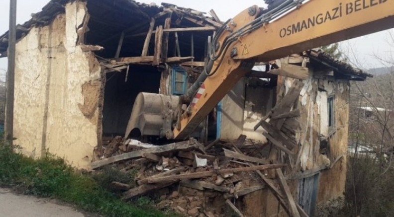 Bursa Osmangazi Belediyesi metruk binaları tek tek yıkıyor