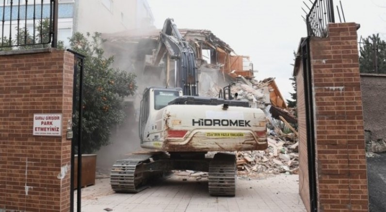 Bursa Osmangazi Belediyesi tarihi surları tehdit eden binaları yıkıyor