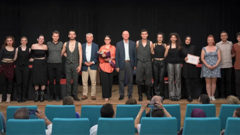 Bursa Osmangazi'de ayakta alkışlanan oyun!