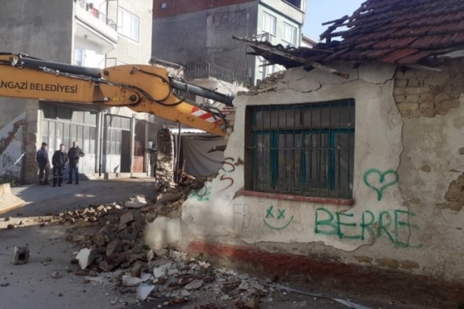 Bursa Osmangazi’de metruk binalar temizleniyor
