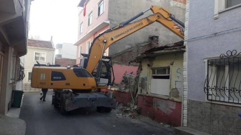 Bursa Osmangazi'deki tehlikeli o bina yıkıldı