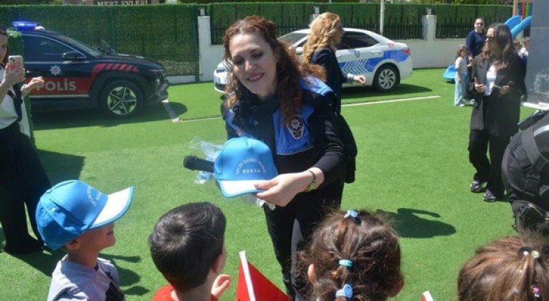 Bursa polisinden miniklere anlamlı ziyaret