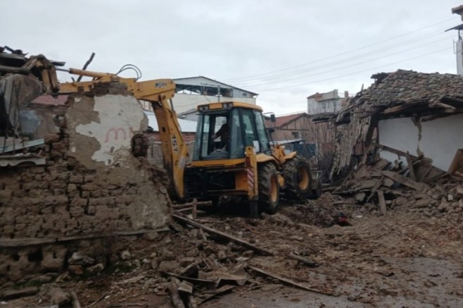 Bursa Yenişehir'de tehlike arz eden binalar yıkılıyor