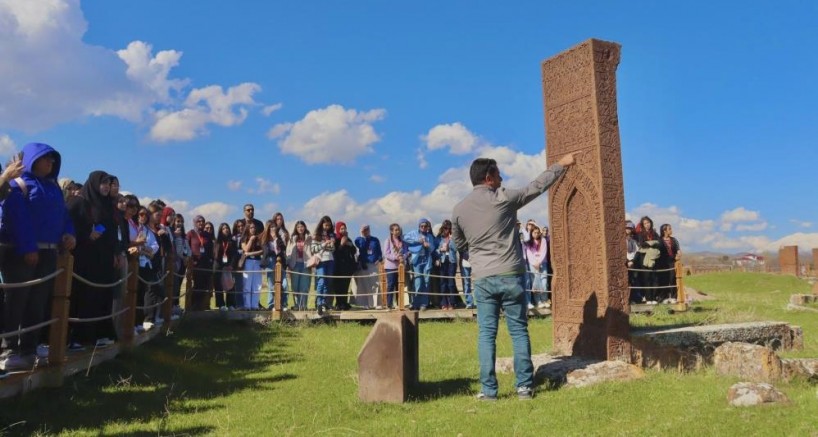 Bursalı başarılı gençler işte böyle ödüllendirildi