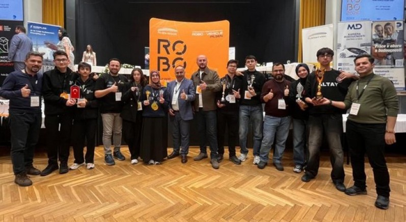 Bursalı öğrencilerden Çekya’da robotik başarısı