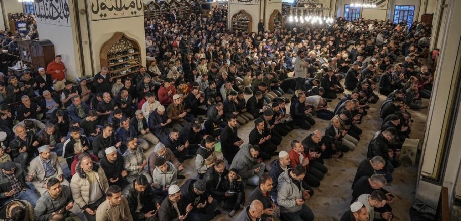 Bursalılar bayram namazında camilere akın etti